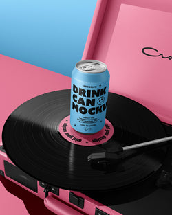 Blue drink can mockup on a pink record player with a blue background